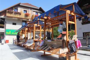 Pestra ponudba unikatnih izdelkov na tržnici